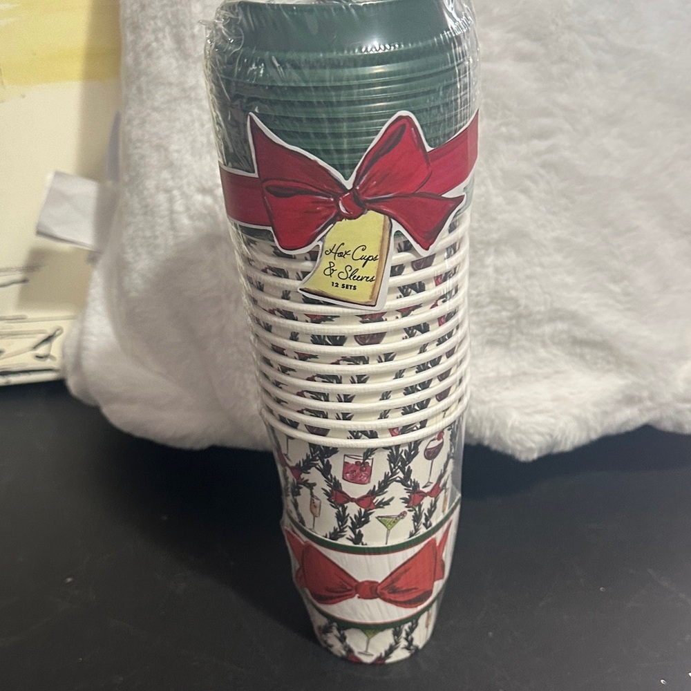 Disposable Christmas coffee cups with lids and sleeves — set of 12